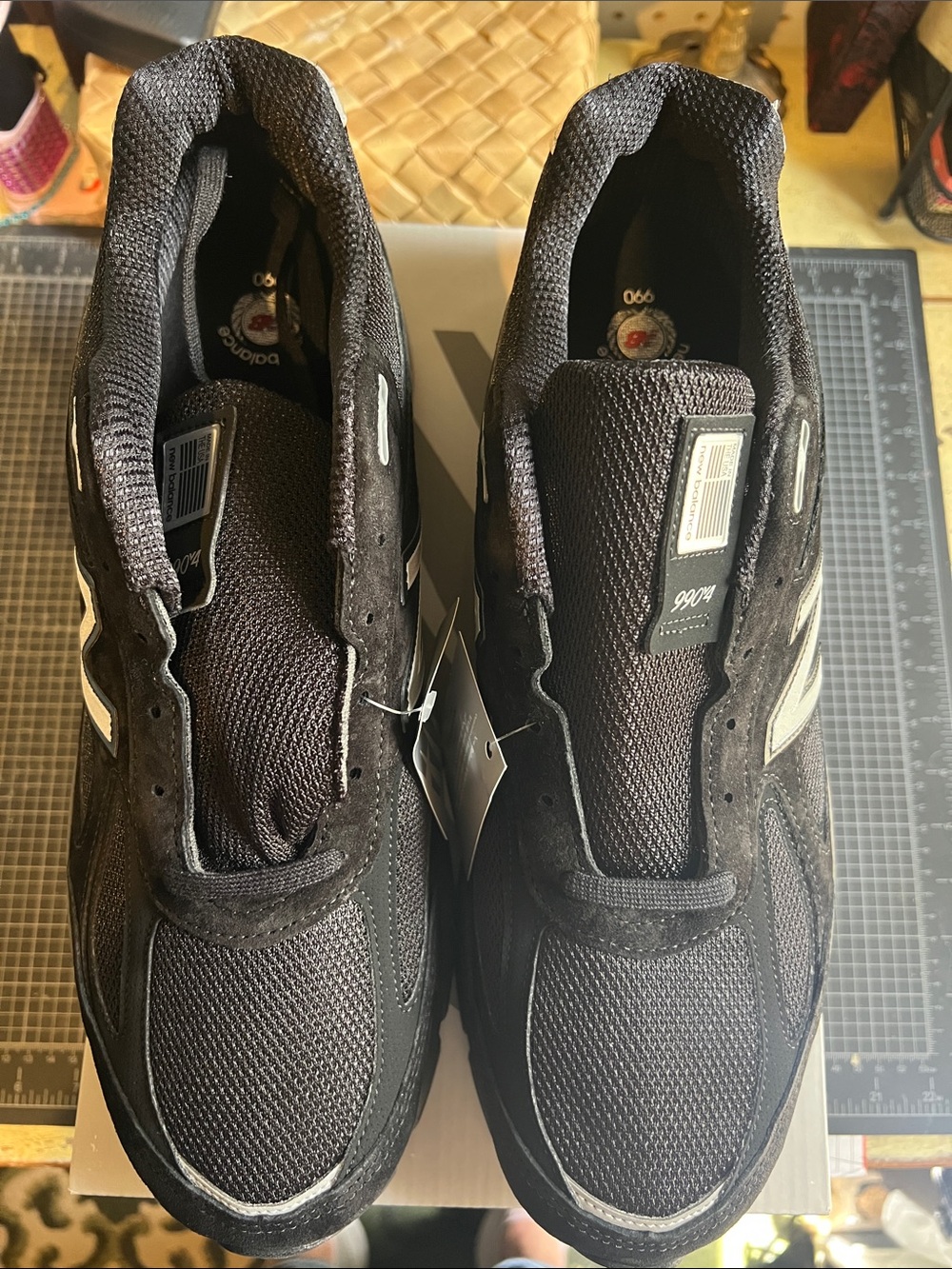 New Balance men’s black with grey accent sneakers